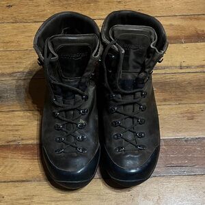 Robust Brown Hiking Boots for Men